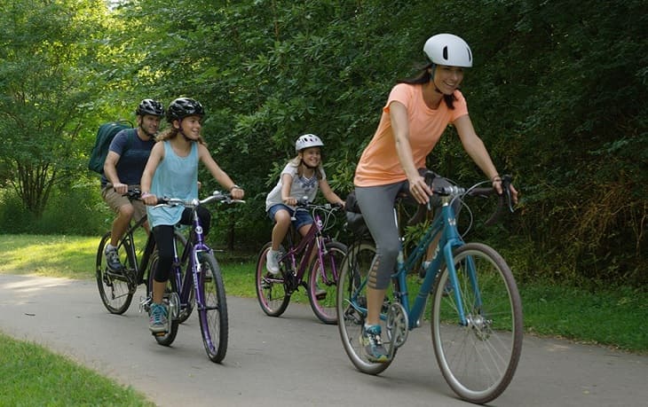 Đạp xe (ngoài trời hoặc máy xe đạp cố định)