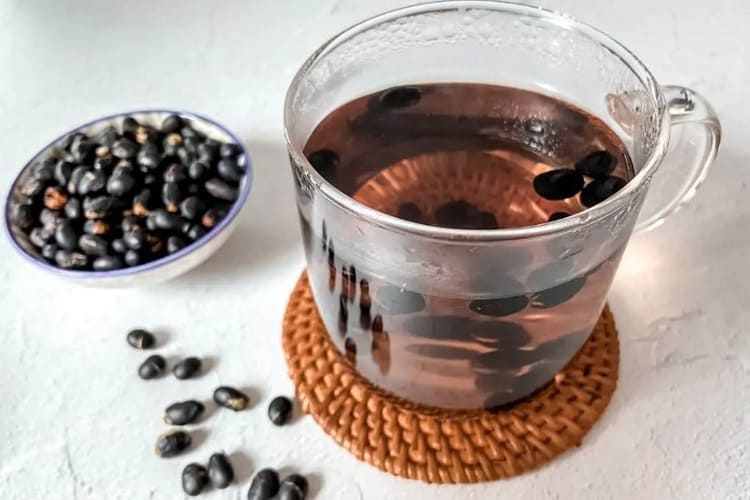 Uống nước đậu đen rang