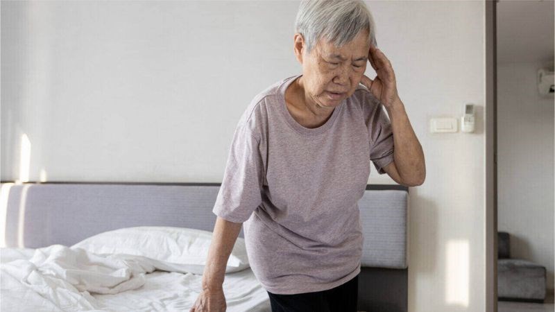 Chóng mặt hoặc choáng váng khi vừa rời khỏi giường