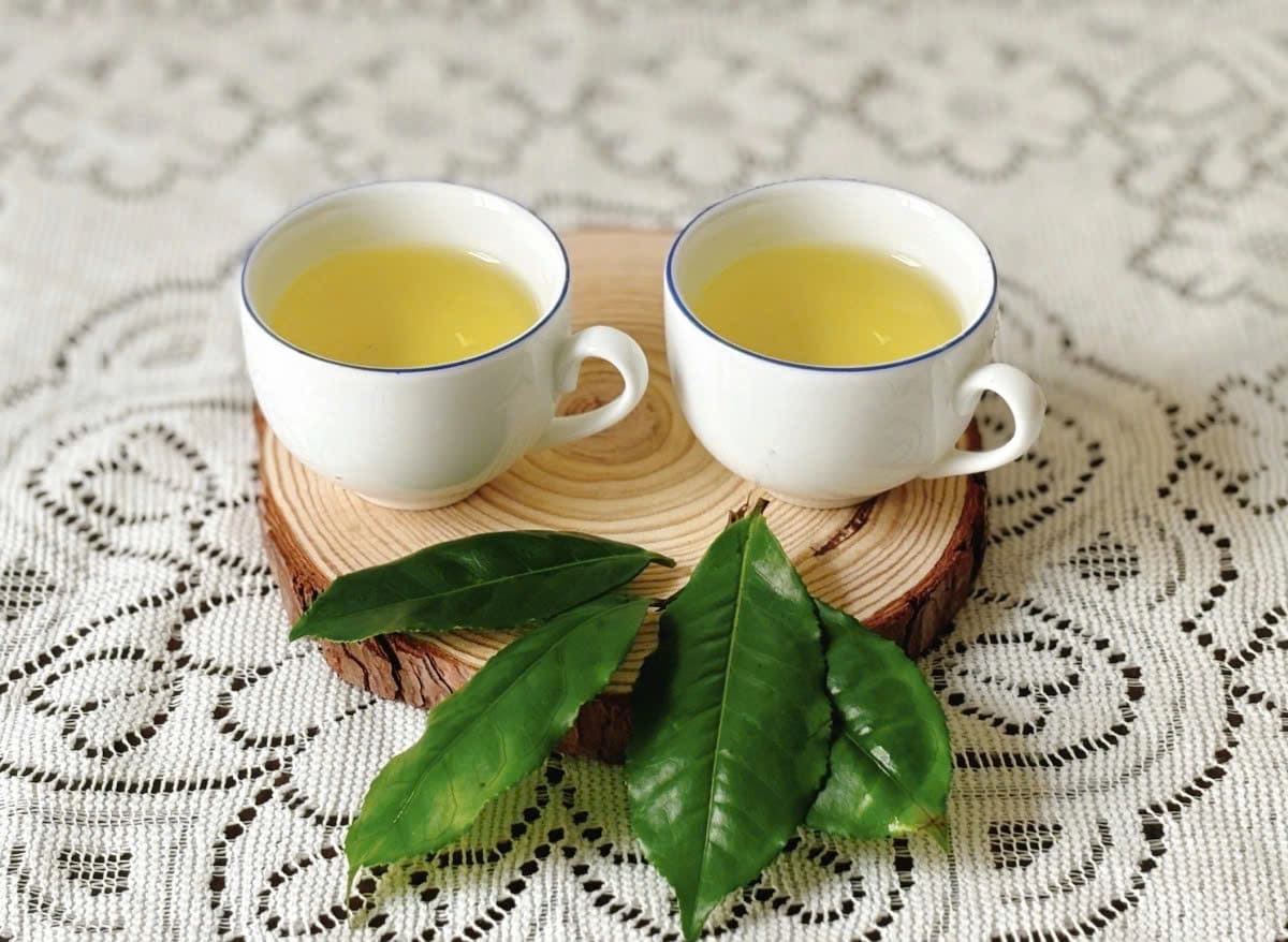 Trà xanh – Giảm viêm và kiểm soát axit uric